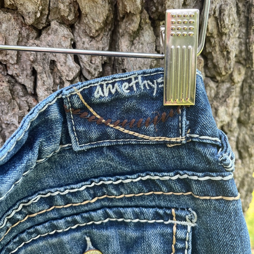 ⬇️Price Drop!⬇️ Amethyst Bermuda Shorts in size 11 - Picture 2 of 5